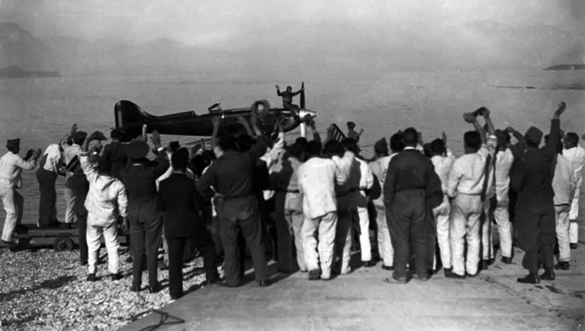 Франческо Аджелло заверил рекордный полет 23 октября 1934 г. на самолете Макки М.С.72 борт М.М.181Warrant Officer Francesco Agello, Regia Aeronautica, with the record-setting Macchi M.C.72, 23 October 1934. (Historic Wings) 